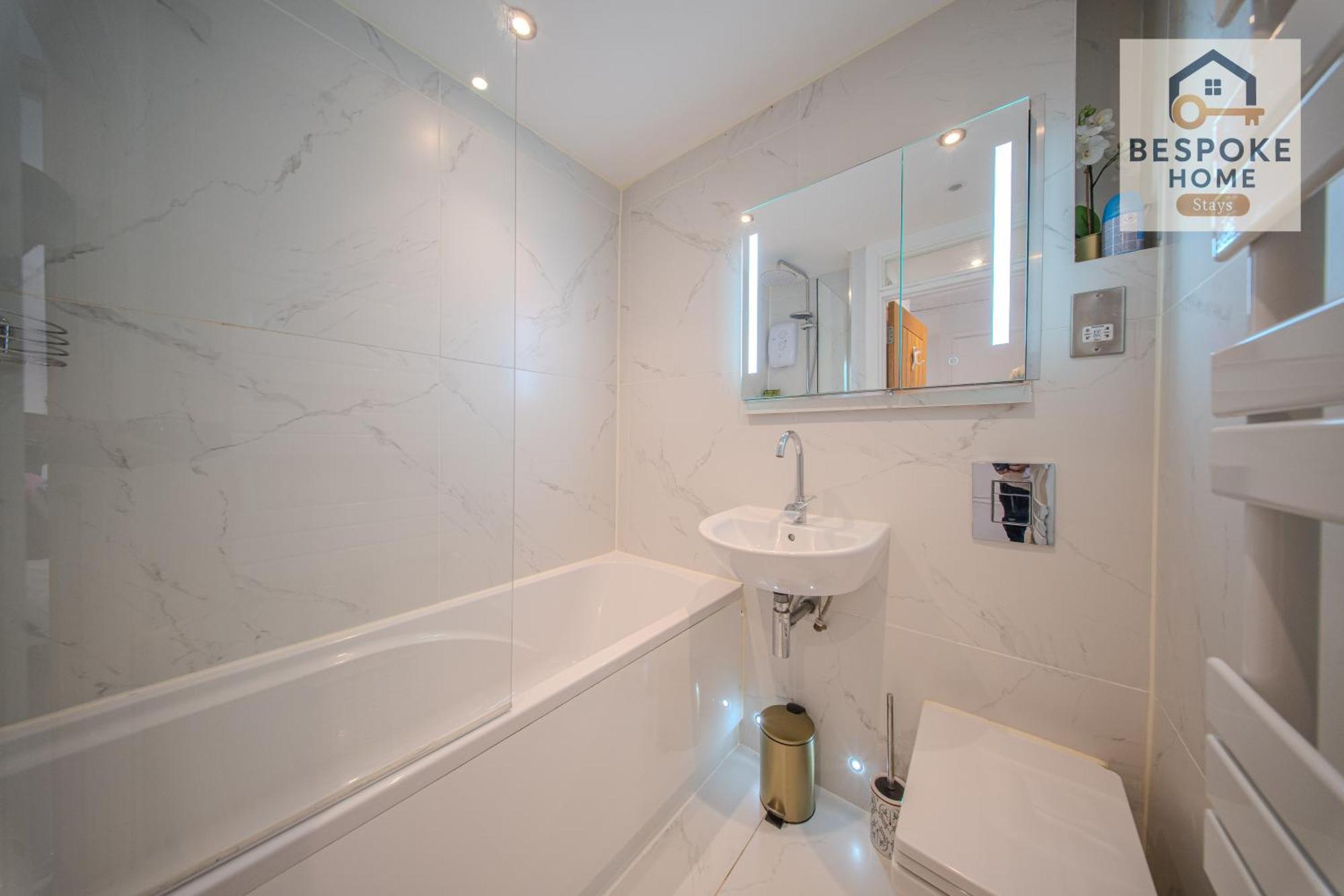 Free Parking - 4 Bed - 3 Bath - Sofa Bed - Digital Lock Entry