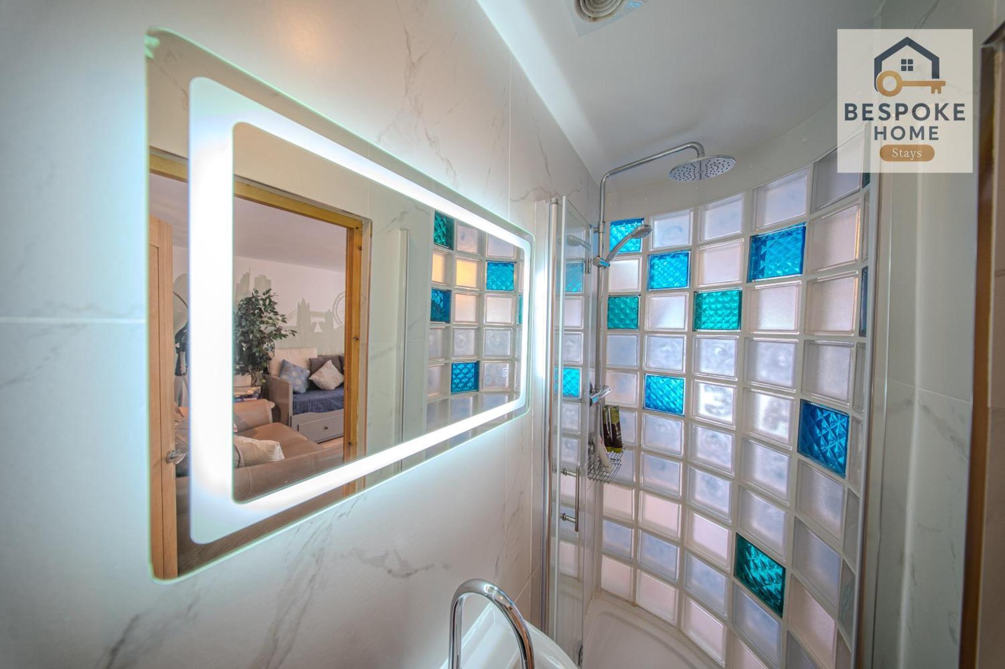 Free Parking - 4 Bed - 3 Bath - Sofa Bed - Digital Lock Entry Holiday home