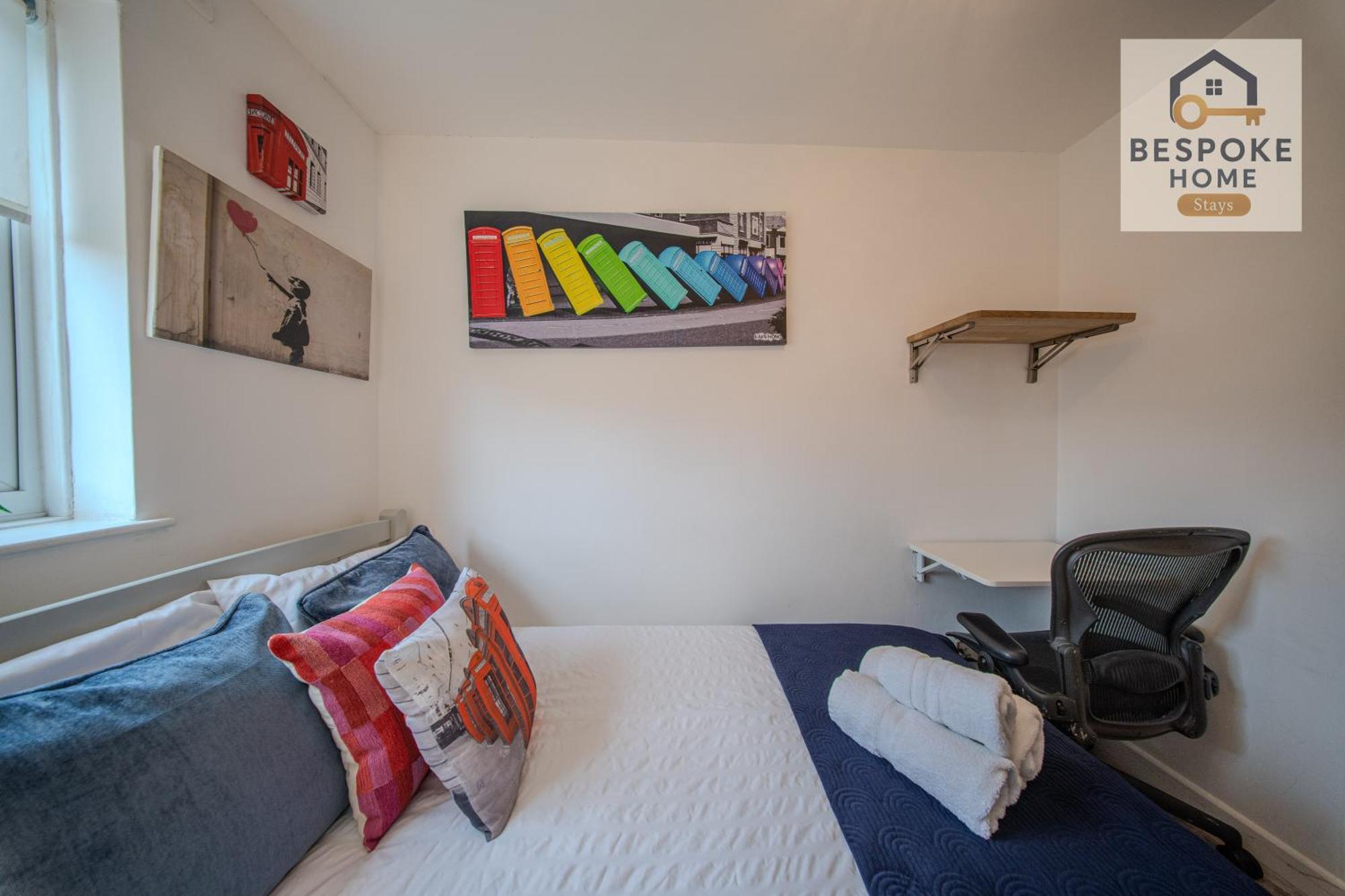 Modern 4 Bed 3 Bath House - 4 Groups With Free Parking - Сasa de vacaciones *